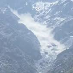 Badrinath Dham: गर्मी बढ़ने से तेजी से पिघल रहे ग्लेशियर, धाम के पास कंचन गंगा के ऊपर टूटा हिमखंड,